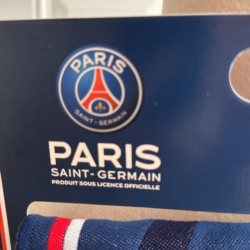 PARIS - NWT. ST GERMAIN Football Club Scarf. - Picture 4 of 4